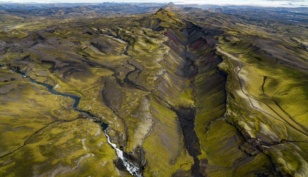 Vue aérienne de l'Eldgjá en direction du nord avec l'Ófærufoss au premier plan et le Vatnajökull à l'horizon © CC Илья Григорик Vue aérienne de l'Eldgjá en direction du nord avec l'Ófærufoss au premier plan et le Vatnajökull à l'horizon © CC Илья Григорик