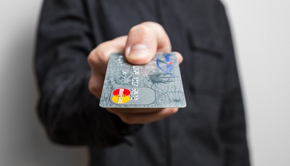 Même pour de petits montants le recours au payement en espèce n’est plus automatique. Un défi pour les Églises? Même pour de petits montants le recours au payement en espèce n’est plus automatique. Un défi pour les Églises? / CC(by) CafeCredit.com