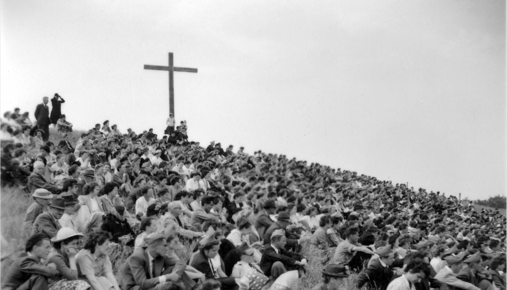 La jeunesse protestante rassemblée sur la colline de Crêt-Bérard en 1950. © Fondation Crêt-Bérard La jeunesse protestante rassemblée sur la colline de Crêt-Bérard en 1950. © Fondation Crêt-Bérard