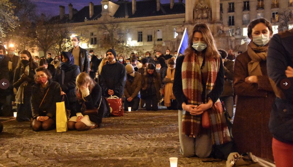 Une manifestation s'est tenue devant l'église Saint-Sulpice, à Paris, pour la réouverture des messes. Une manifestation s'est tenue devant l'église Saint-Sulpice, à Paris, pour la réouverture des messes. / Facebook