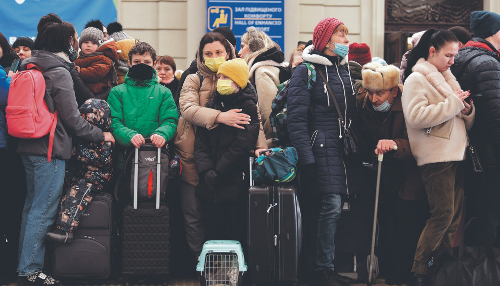 Lviv (Ukraine), le 26 février 2022. Des civils attendent le train pour fuir vers la Pologne. Lviv (Ukraine), le 26 février 2022. Des civils attendent le train pour fuir vers la Pologne. / © Shutterstock