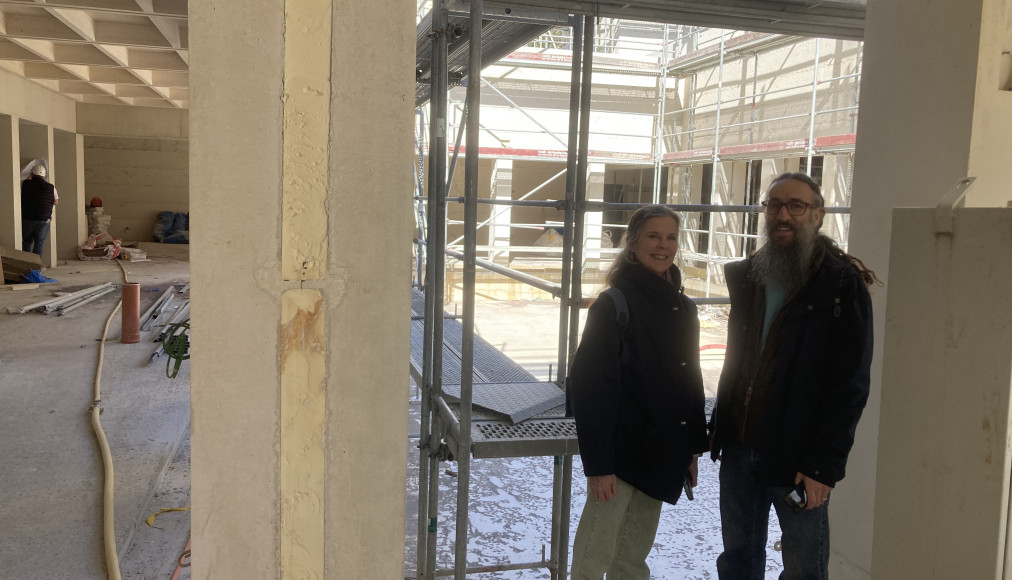 Deux paroissiens et leur nouvelle église reconstruite en taille XS. Deux paroissiens et leur nouvelle église reconstruite en taille XS. / ©Samuel Socquet