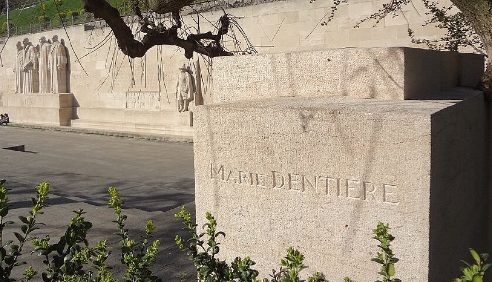 Le nom de Marie Dentière, gravé sur une stèle devant le Mur des Réformateurs à Genève Le nom de Marie Dentière, gravé sur une stèle devant le Mur des Réformateurs à Genève / ©MHM55, CC BY-SA 4.0 Wikimedia Commons