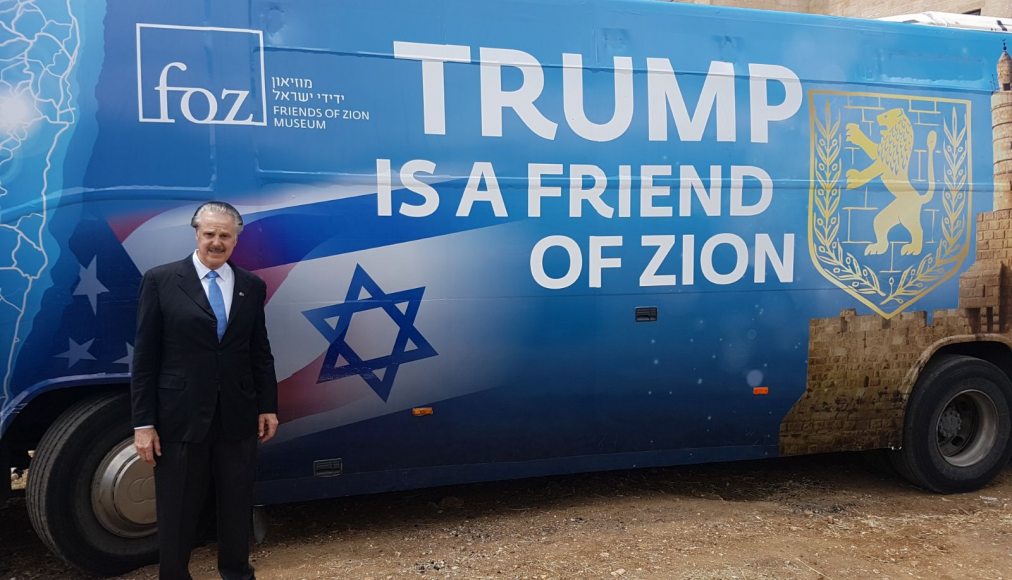 Mike Evans devant le bus «Trump is a Friend of Zion» (Trump est un ami de Sion) Mike Evans devant le bus «Trump is a Friend of Zion» (Trump est un ami de Sion) / Mike Evans ©Aline Jaccottet