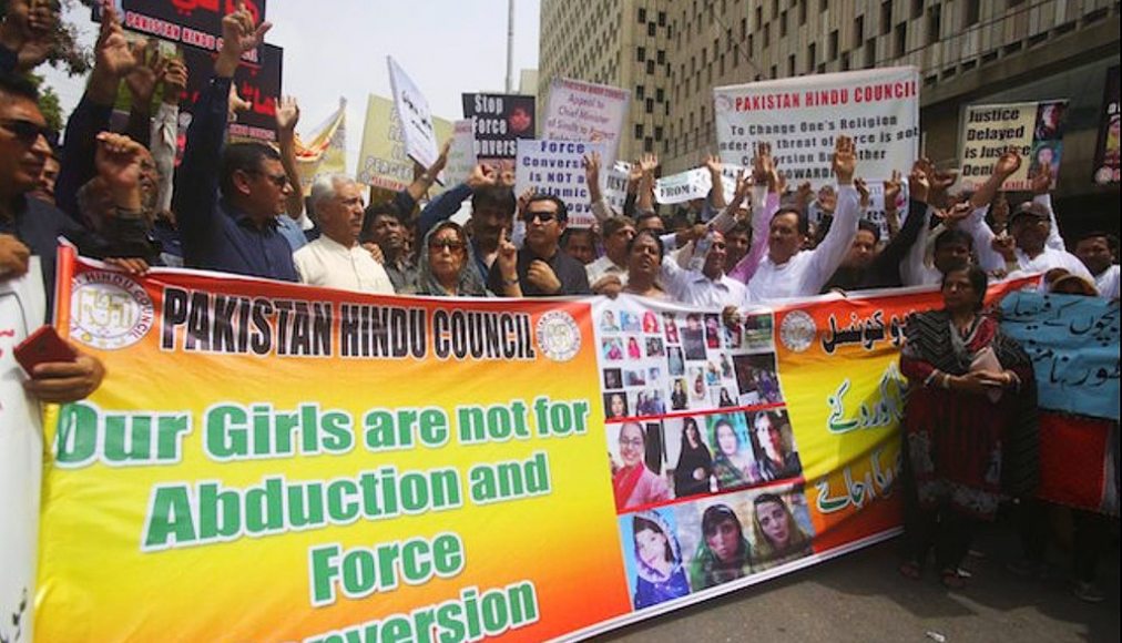 Manifestation contre les conversions religieuses forcées de filles hindoues au Pakistan, 2019 Manifestation contre les conversions religieuses forcées de filles hindoues au Pakistan, 2019 / ©Banksboomer, CC BY-SA 4.0 Wikimedia Commons