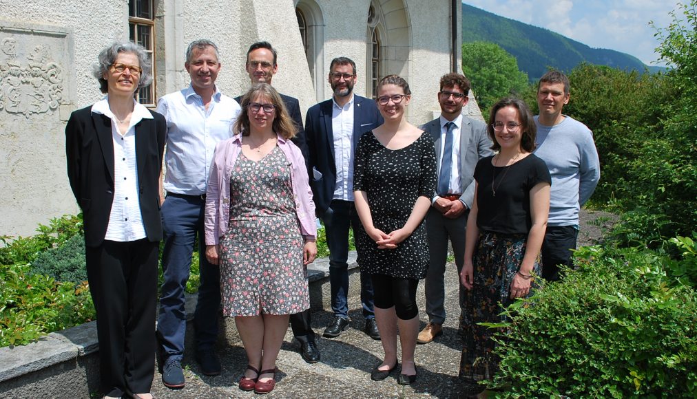 Réunis en Synode samedi 12 juin dernier à Courtelary, les délégués des Eglises réformées ont officiellement accueilli une dizaine de professionnel·le·s qui se sont engagés à faire vivre la région. Réunis en Synode samedi 12 juin dernier à Courtelary, les délégués des Eglises réformées ont officiellement accueilli une dizaine de professionnel·le·s qui se sont engagés à faire vivre la région. / Réunis en Synode samedi 12 juin dernier à Courtelary, les délégués des Eglises réformées ont officiellement accueilli une dizaine de professionnel·le·s qui se sont engagés à faire vivre la région.