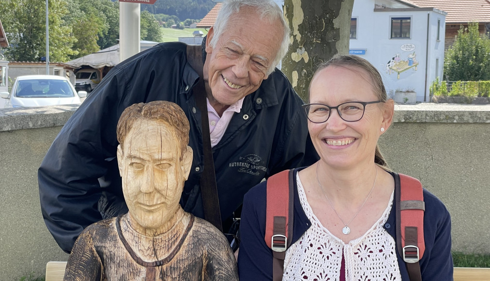 Jean Winiger et Anne Philipona, à côté de la sculpture de l'abbé Bovet à Sâles (FR) Jean Winiger et Anne Philipona, à côté de la sculpture de l'abbé Bovet à Sâles (FR) / ©Carole Pirker