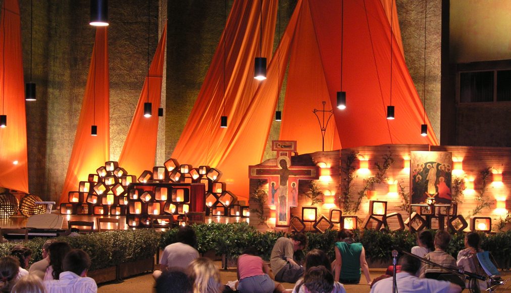 Prière dans l'église de Taizé. © CC BY-SA 3.0/Damir Jelic/ Wikimedia commons Prière dans l'église de Taizé. © CC BY-SA 3.0/Damir Jelic/ Wikimedia commons / Prière dans l'église de Taizé. © CC BY-SA 3.0/Damir Jelic/ Wikimedia commons