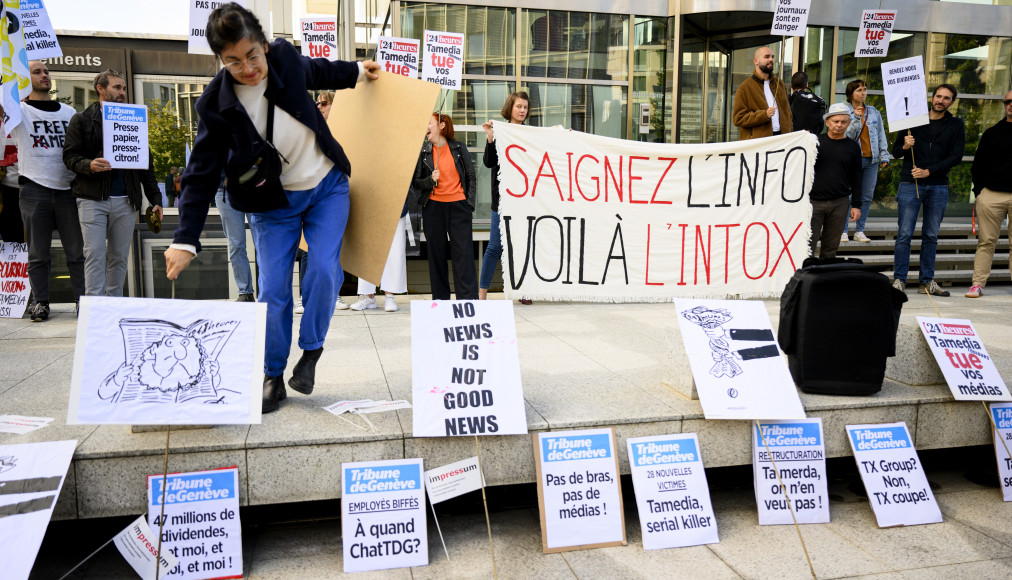 Des journalistes manifestant devant la tour Edipresse à Lausanne, le 25 septembre 2023. Des journalistes manifestant devant la tour Edipresse à Lausanne, le 25 septembre 2023. / Keystone