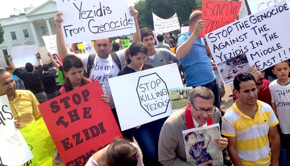Manifestation des Yézidis devant la Maison Blanche en 2014 Manifestation des Yézidis devant la Maison Blanche en 2014 / ©Kaitlynn Hendricks, CC BY 2.0 Wikimedia Commons