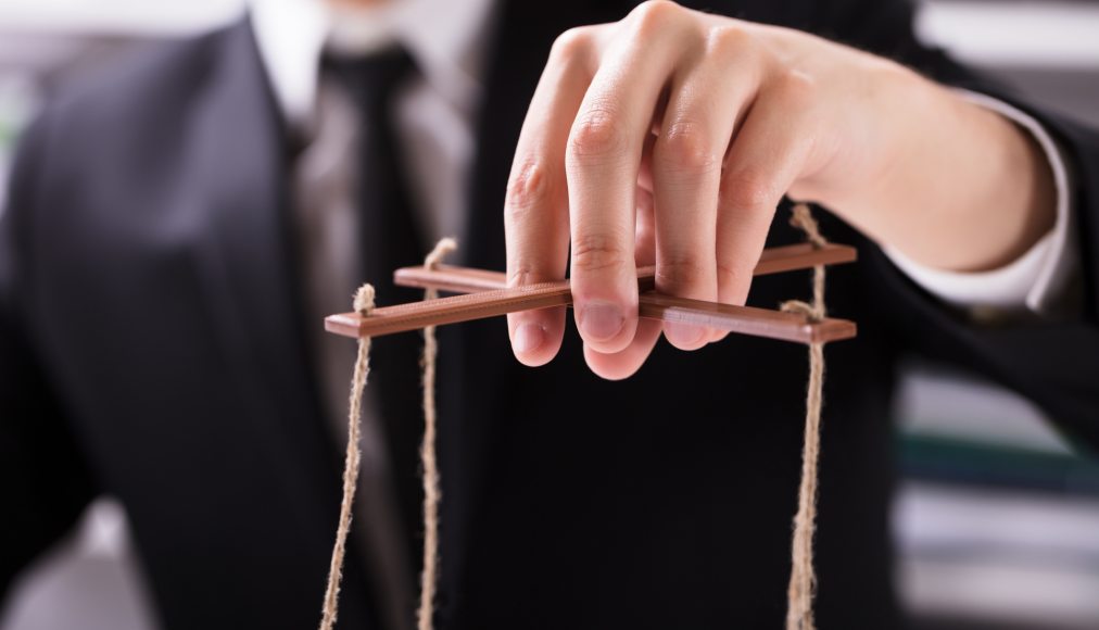 Lytta Basset analyse les manipulations des pervers narcissiques à la lumière des Évangiles. Lytta Basset analyse les manipulations des pervers narcissiques à la lumière des Évangiles. / IStock