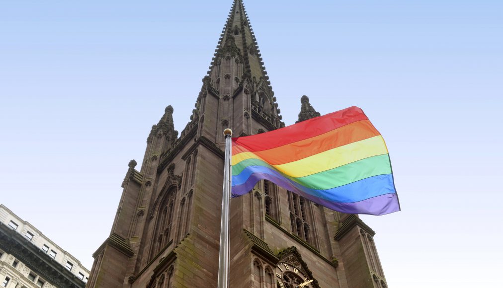 Un drapeau arc-en-ciel sur le devant de l’église de la Trinité à New York Un drapeau arc-en-ciel sur le devant de l’église de la Trinité à New York / © iStock / Bumblee_Dee