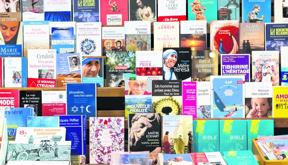 Les rayonnages de libraires, ici à la boutique de l'abbaye d'Orval en Belgique, débordent d’ouvrages permettant à chacun de poursuivre une démarche spirituelle individuelle. Les rayonnages de libraires, ici à la boutique de l'abbaye d'Orval en Belgique, débordent d’ouvrages permettant à chacun de poursuivre une démarche spirituelle individuelle. / © iStock