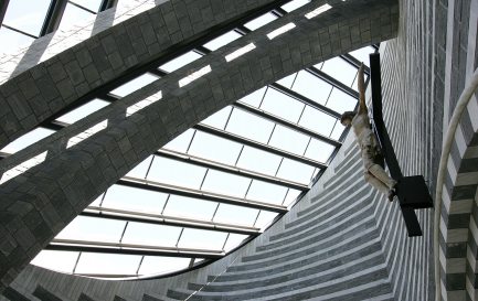 L&#039;intérieur de la petite église de Mogno, au Tessin, construite entre 1992 et 1994 à partir d&#039;un projet de l&#039;architecte luganais Mario Botta. / KEYSTONE/Martial Trezzini